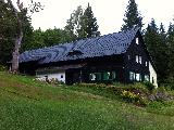 Reference Milan Beneš Klempíři a Pokrývači:  Objekt v Neratově v Orlických horách před rekonstrukcí a po rekonstrukci. Krytina falcovaná taška PREFA v antracitové barvě vč. montáže hromosvodu.